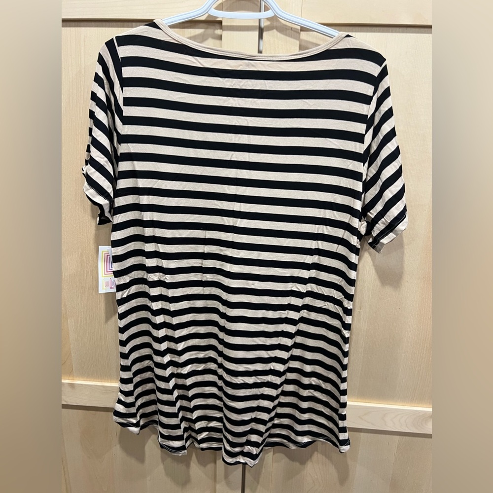 Lularoe Classic Tee - Picture 4 of 6